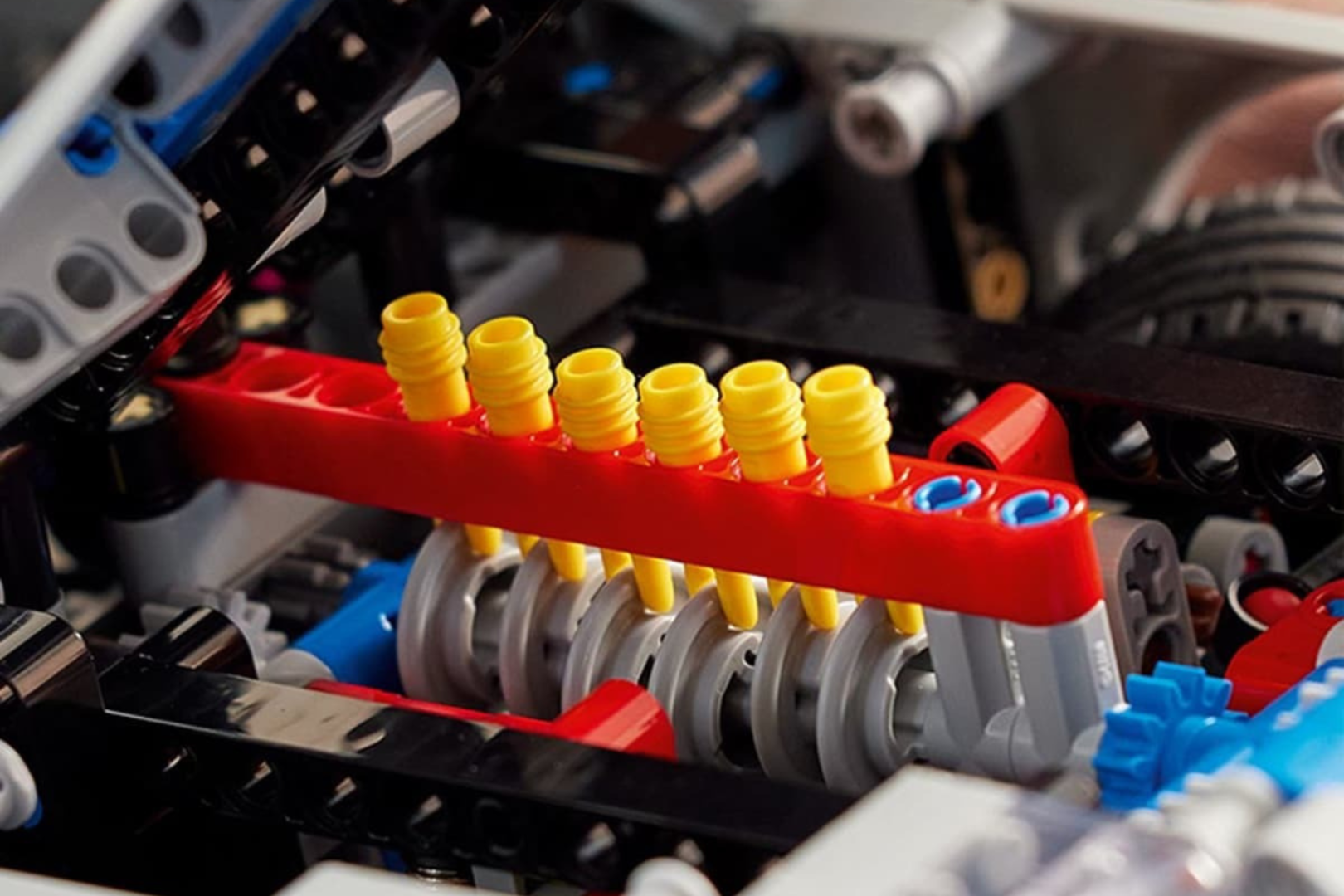 LEGO Technic Nissan Skyline GT-R motor detaliat